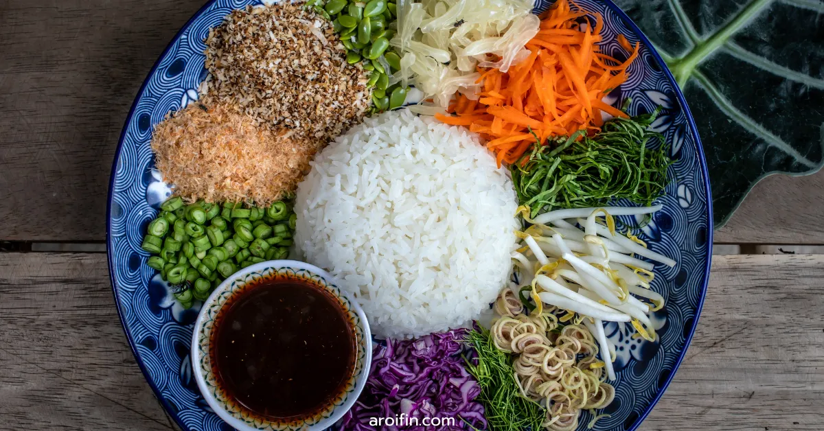 วิธีทำ ข้าวยำปักษ์ใต้ พร้อมสารพัดผักสมุนไพร กินยังไงก็ไม่อ้วน